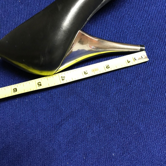 Kenneth Cole " Silver Belle" Black Pointy Pumps - Picture 8 of 8